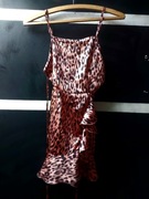 Seksowna sukienka na ramiączkach z rozcięciem XS