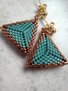 Kolczyki turkusowe trójkąty z koralików Miyuki rękodzieło handmade