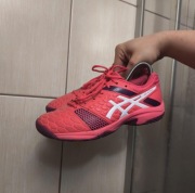 Sportowe buty 38 halowe marki Asics, model GEL-BLAST Cholewka w kolorze