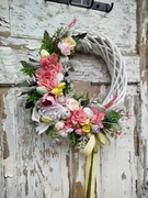 Duży wianek świąteczny wielkanocny na białej wiklinie pastelowe kwiaty