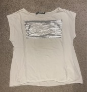 Biały t-shirt z srebrnymi cekinami