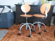 Krzesła obrotowe IKEA z mocnymi, drewnianymi siedziskami i oparciami.