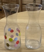 2 szklane karafki , wys. 23 cm, średnica: 9 cm. 