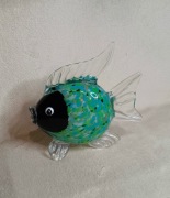 Duża wielobarwna szklana ryba