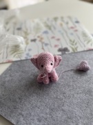 Słonik z balonikiem zrobiony na szydełku