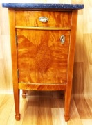 Zabytkowa brzozowa szafka nocna po renowacji politurowana