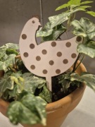 Drewniana kurka dekoracyjna na piku biała 