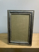 ramka na zdjecia w kolorze srebra, widocznosc zdjecia wymiar: 124mm na 79mm