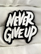 NOWA Przypinka pin never give up motywacja prezent siłownia 