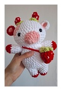 Truskawkowa krówka na szydełku