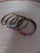 Kolorowe bransoletki z metalu.