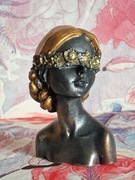 Rzeźba z gipsu duża Kobieta z kwiatami na oczach wys. 14 cm