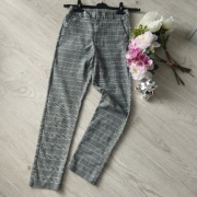 Stradivarius spodnie w kratkę XXS (32) – eleganckie i modne