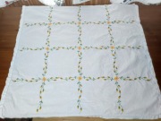 Ręcznie haftowany obrusik 80x80