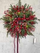 Duży zimowy wianek w czerwieni