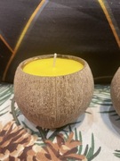 Naturalna świeczka z wosku pszczelego w łupce kokosa