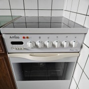 Kuchenka elektryczna z piekarnikiem i z rożnem firmy Amica.