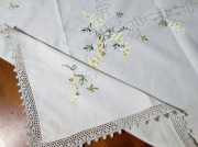 Ręcznie haftowany obrusik 85x85