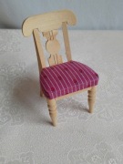 Miniaturka - drewniane krzesło z kolorowym obiciem - skala 1:12 - Dollhouse
