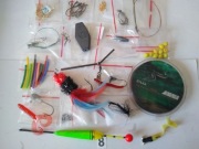 Zestaw akcesoriów wędkarskich.