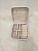 Elegancki, praktyczny kuferek na biżuterię.