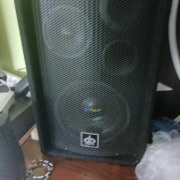 dwa głośniki wzmacniacz i minerały