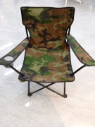 Krzesło turystyczne w kamuflażu z uchwytem na napój