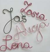 Ręcznie robiony napis z drutu i sznurka – dekoracja handmade