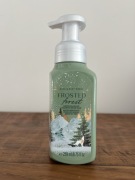 Bath & Body Works Frosted Forest – mydło w piance 236 ml