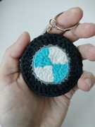 Brelok BMW logo breloczek handmade na szydełku