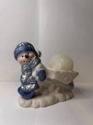 Niebieski bałwanek z taczką świecznikiem, świąteczna dekoracja