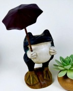 Vintage. Drewniana rzeźbiona żaba z parasolem 18/28cm.