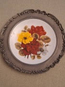 PIĘKNY TALERZ DEKORACYJNY W ŚLICZNEJ,CYNOWEJ RAMIE