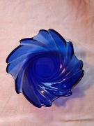 Miska z niebieskiego szkła, ładny wzor.