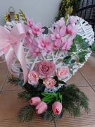 Kompozycja swiateczna na grób. Serce z ratanu.