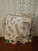 Zabawka dla kota beżowa z zielonymi piłkami 