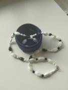 Szklane korale biało-czarne 70 cm 