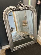 Lustro z ozdobną ramą