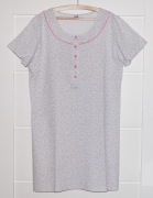 Bawełniana popielata koszula nocna z krótkim rękawem we wzór kwiatowy, LUNA