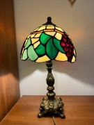 Lampka nocna w stylu Tiffany na metalowej podstawie, motyw winogrona.