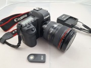 Lustrzanka Canon EOS 5D Mark II z obiektywem EF 24-105 L IS USM kid.