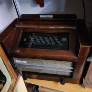 Radioodbiornik SABA -N.R.F NIEMCY sprawny do kolekcji lub użytku.