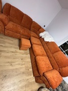 W ciepłym kolorze narożniki z funkcją spania, skrzynia, duże pufy i pufki