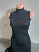 Długa, czarna dopasowana sukienka bez rękawów z krótkim golfem