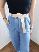 Spodnie damskie niebieskie bawełniane z szeroką nogawką i paskiem.