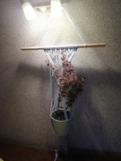 Kwietnik ręcznie wykonany metodą makramy 