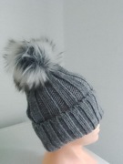 Czapka damska z pomponem 