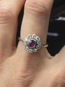 Złoty pierścionek z naturalnym rubinem i brylantami. Antyk