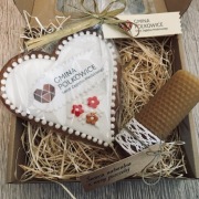 ZESTAW UPOMINKOWY z ozdobami regionalnymi.