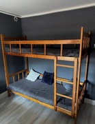 Łóżko piętrowe z litego drewna